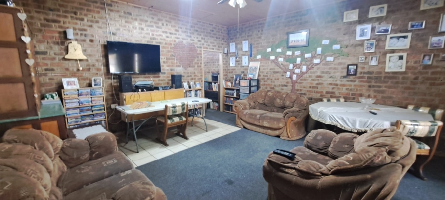 6 Bedroom Property for Sale in Schweizer Reneke North West